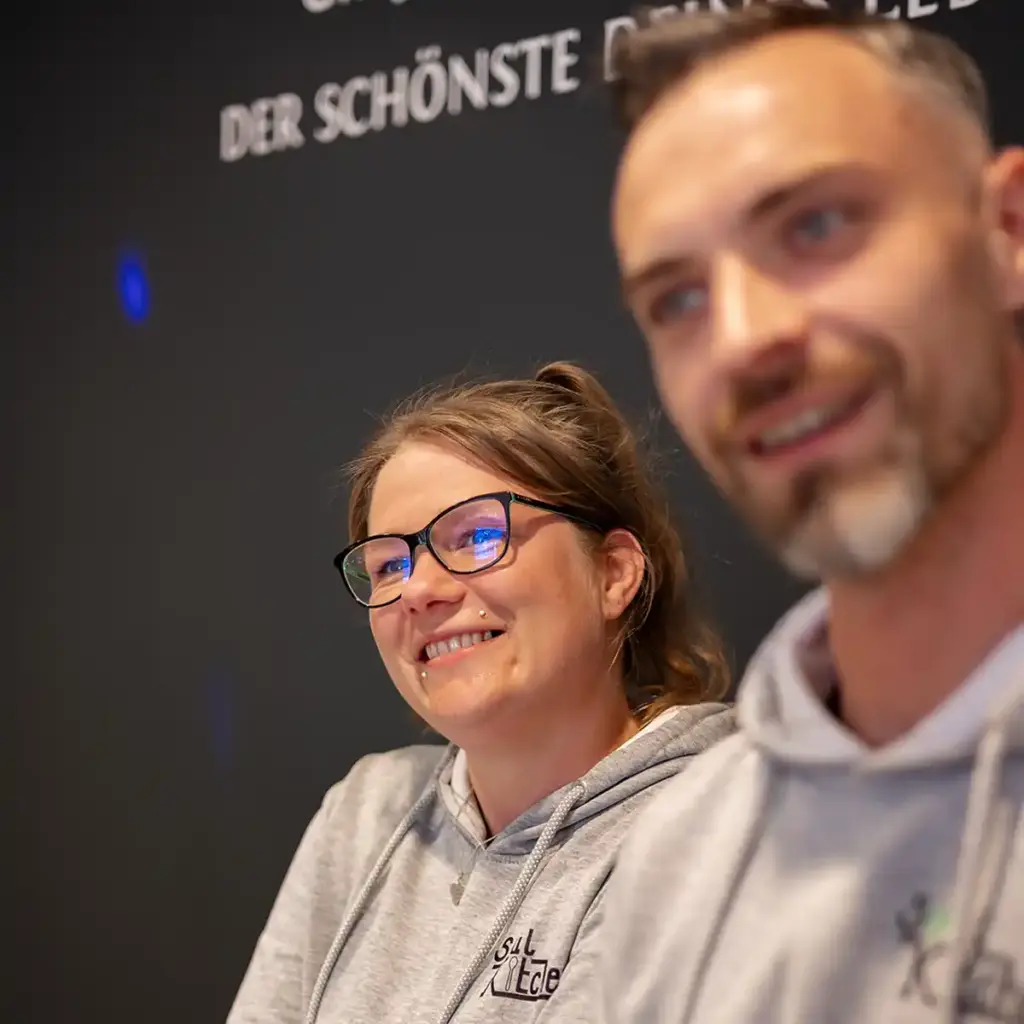 Koch Paul und eine weitere Person stehen nebeneinander und lächeln