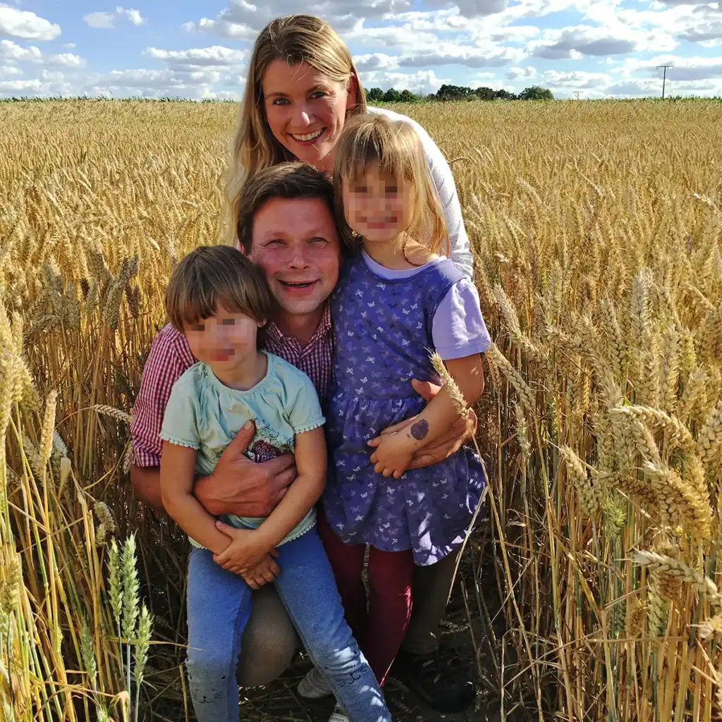 Familie Schwartzkopff mit Kindern im Kornfeld