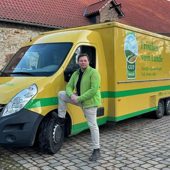 gelbes-hofmobil-tillmann-quadrat