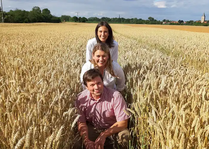 3 Menschen (Michaela, Bianca, Tillmann) hintereinander im Kornfeld