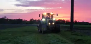 kontakt_traktor-feld-sonnenuntergang