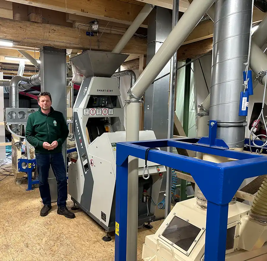 Tillmann in der Halle neben der Maschine