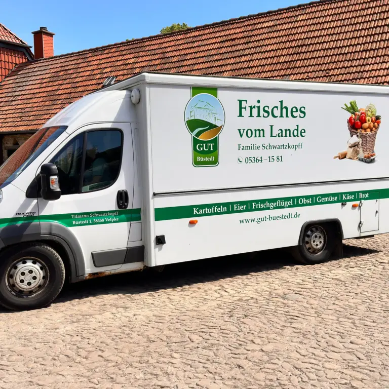 weißes Hofmobil mit der Aufschrift von Gut Büstedt