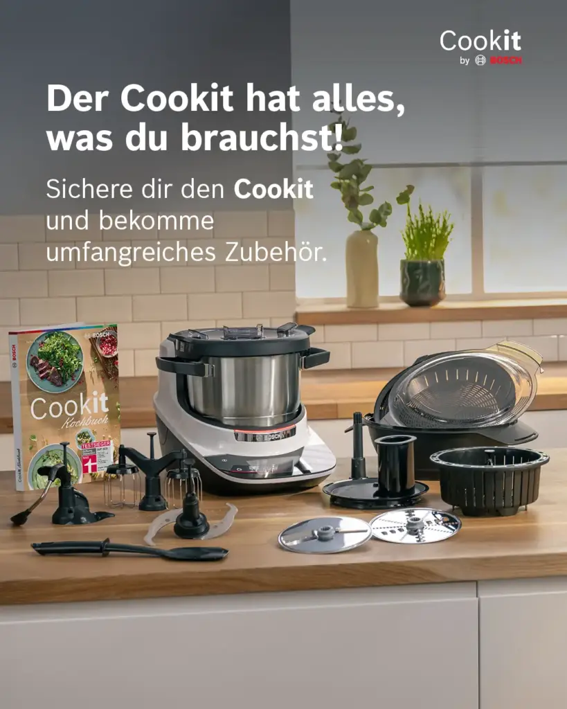Cookit von Bosch steht auf einem Küchenschrank, daneben alle Zubehörteile